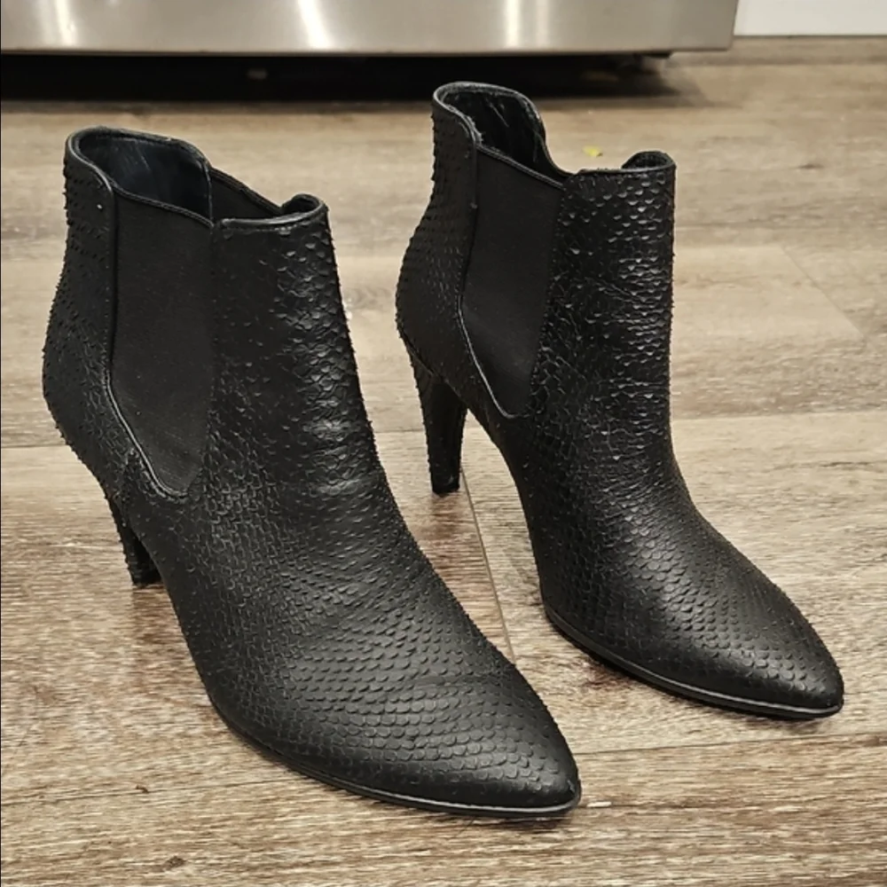 [Like New] ECCO Black Leather Snakeskin Textured Ankle Booties Sz 36